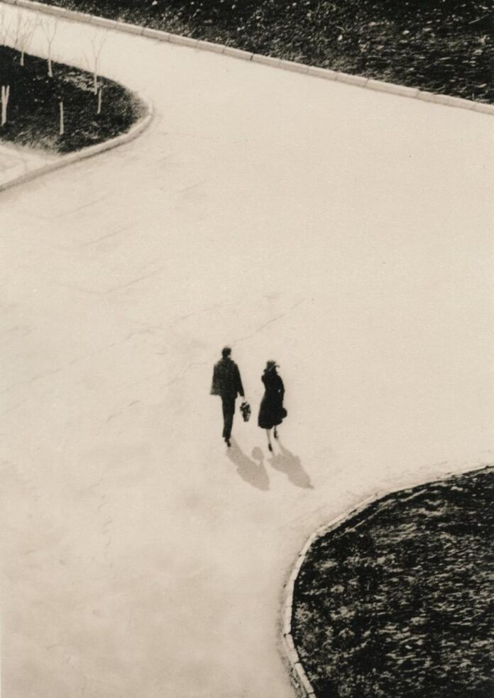 André Kertész, Couple marchant sur la neige, ca. 1934.